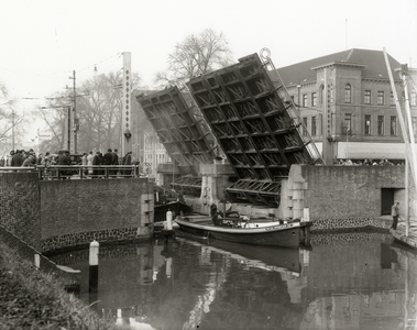 400066 Gezicht op de (geopende) Catharijnebrug over de Stadsbuitengracht te Utrecht, tijdens doorvaart van het schip ...